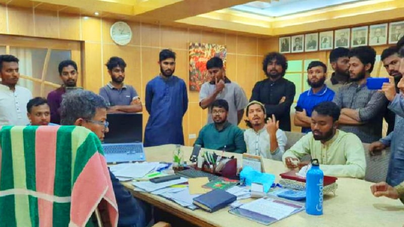 ‘আমরা আপনাকে বসিয়েছি, আপনি আমাদের কথা শুনতে বাধ্য’